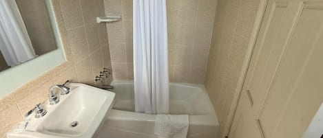 Badewanne, Handtücher, Seife, Shampoo