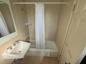 Kylpyamme, pyyhkeet, saippua, sampoo