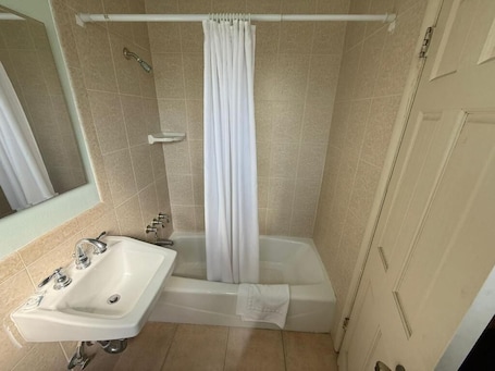 Bathtub, towels, soap, shampoo. El Rancho Motel - Pasadena