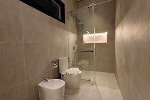 Shower, hair dryer, towels, soap - Villa Tenament 3BR at Chaweng Noi Hills (Ko Samui)