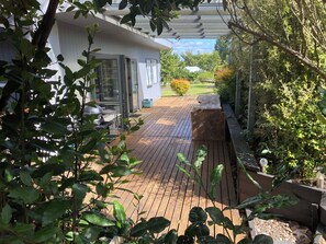 Terrace/patio - Cozy 1 bedroom unit nestled in a lush sub tropical garden located in Kerikeri. (Kerikeri)