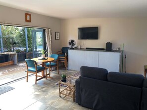 Interior - Cozy 1 bedroom unit nestled in a lush sub tropical garden located in Kerikeri. (Kerikeri)
