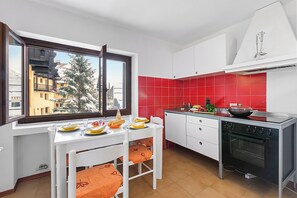 Kitchen and dining area - La Piazzetta - Flat with Parking for 4, Sestriere - Grange Sises, Italy (Sestriere - Grange Sises)
