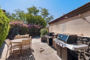 Outdoor dining - South Kihei 2BR/2BA, Steps from Kamaole Beach (Kihei)