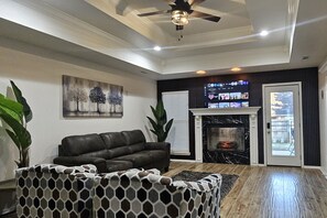 Interior - Whitney Retreat by NWA Triple C Stays (Bentonville)