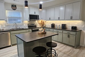 Microwave, oven, stovetop, dishwasher - Whitney Retreat by NWA Triple C Stays (Bentonville)