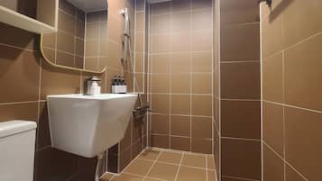 Standard dubbelrum | Badrum | Dusch, hårtork och handdukar