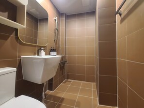 Standard dubbelrum | Badrum | Dusch, hårtork och handdukar