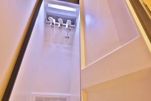 Une chambre d’hôtel moderne dotée d’un système de climatisation intégré et d’un luminaire fixé au plafond.