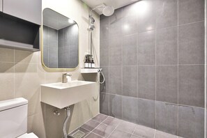 Deluxe Double Room | Bathroom | Shower, hair dryer, towels - Hotel Coolstay Gimcheon (Gimcheon)