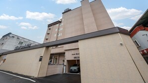 A hotel with a modern design, featuring a prominent entrance and a parking area. - Hotel Coolstay Gimcheon (Gimcheon)