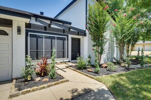 Exterior - 3-bedroom house in lovely Bedford with oasis pool and cool AC and comfort (Bedford)