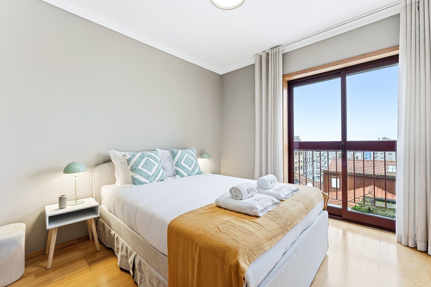 3 quartos, ferros/tábuas de passar roupa, acesso à internet