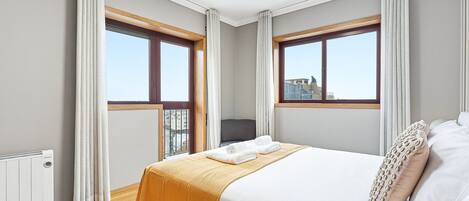 3 bedrooms, iron/ironing board, internet, bed sheets