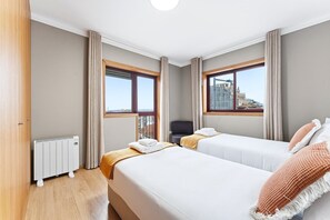 3 makuuhuonetta, työpöytä, silitysrauta/-lauta, internet