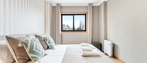 3 habitaciones, escritorio, tabla de planchar con plancha y internet
