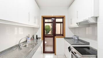 Fridge, microwave, oven, coffee/tea maker