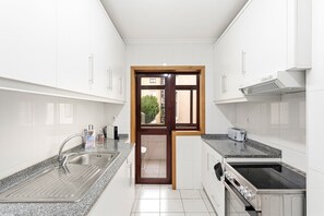 Fridge, microwave, oven, coffee/tea maker - GuestReady - Gaia Gardens Apt 1 (Vila Nova de Gaia)
