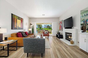 TV - Palm Desert Escape - Golf, Pools & Mountain Backdrop in this 2 Br Condo (Palm Desert)