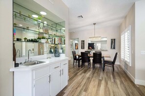 Dining - Palm Desert Escape - Golf, Pools & Mountain Backdrop in this 2 Br Condo (Palm Desert)