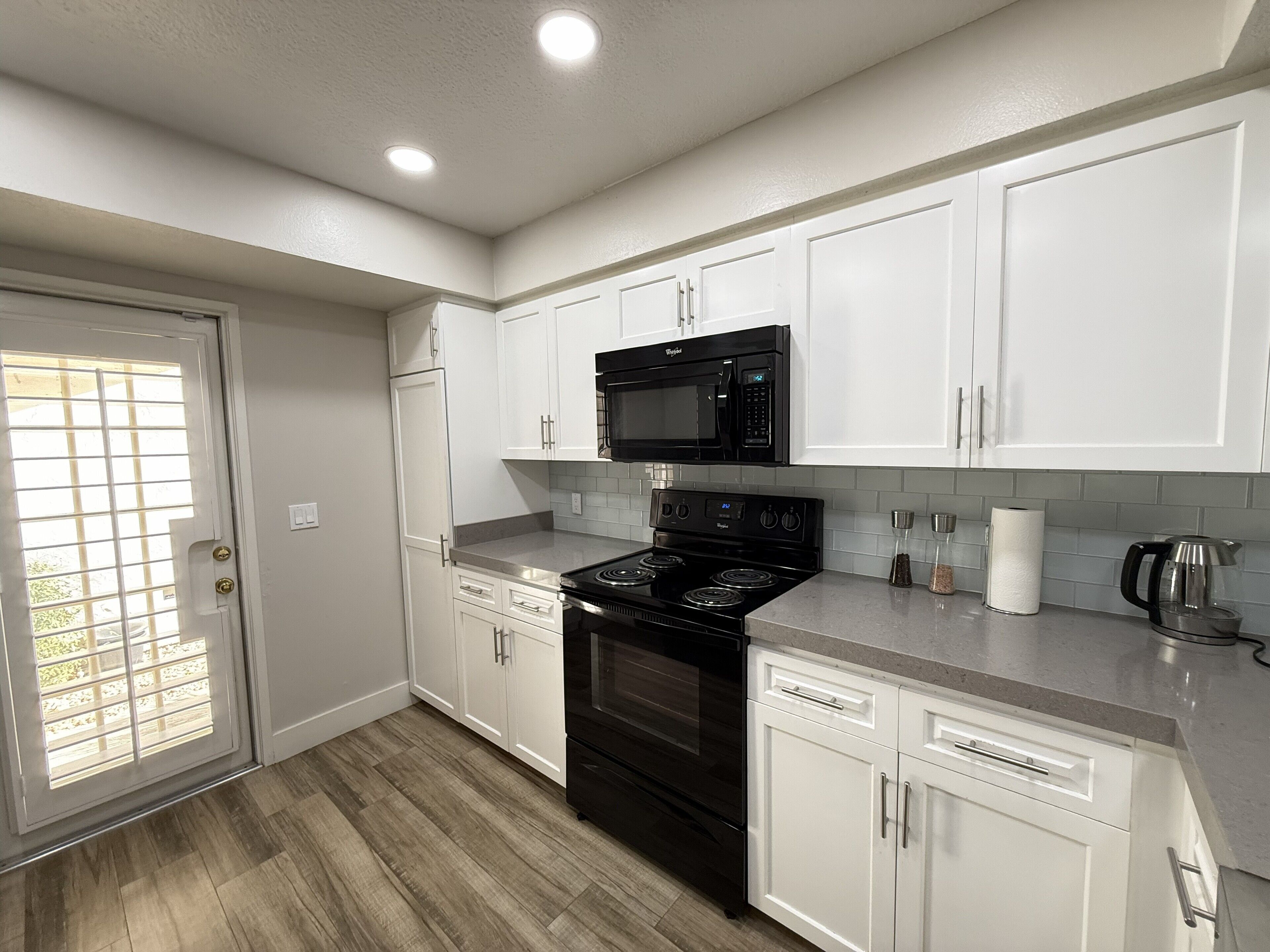 Mikrobølgeovn, ovn, kokeplater og oppvaskmaskin