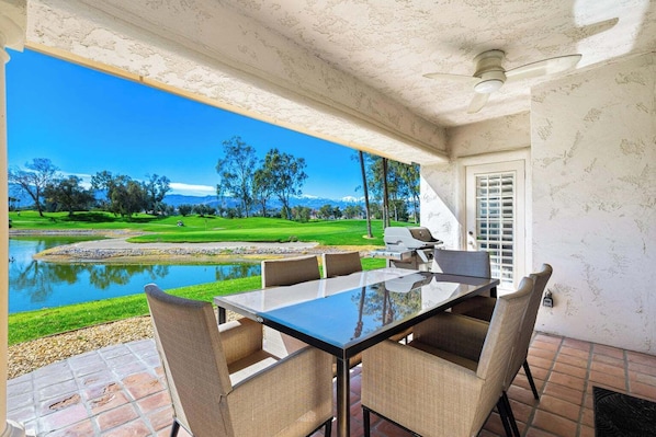 Outdoor dining - Palm Desert Escape - Golf, Pools & Mountain Backdrop in this 2 Br Condo (Palm Desert)