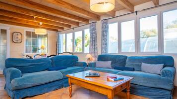 Een televisie en een open haard