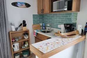 Kaffetrakter/tekoker, kjøleskap, mikrobølgeovn og kokeplater
