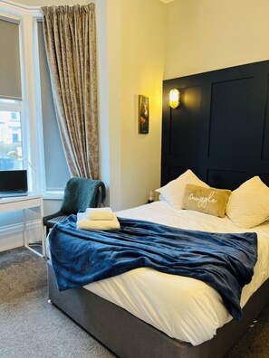 Room - No.1 Victoria Suites
Ground floor bedroom with en-suite 
Short walk to Southport (Southport)