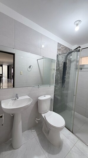 Toallas, jabón, papel de baño 