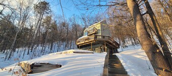 Kick Back and Relax in this Cozy Single-Family Home with a View in Waterville Estates! (RR194E)