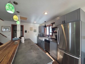 ثلاجة، فرن، موقد طهي مسطح، غسالة أطباق