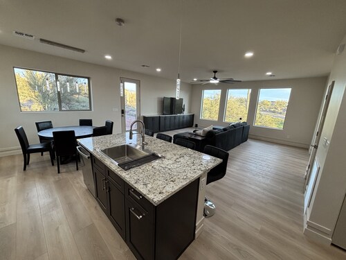 New Construction 3 bed, 2.5 Bath Sleeps 8