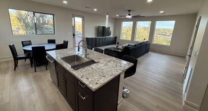 New Construction 3 bed, 2.5 Bath Sleeps 8