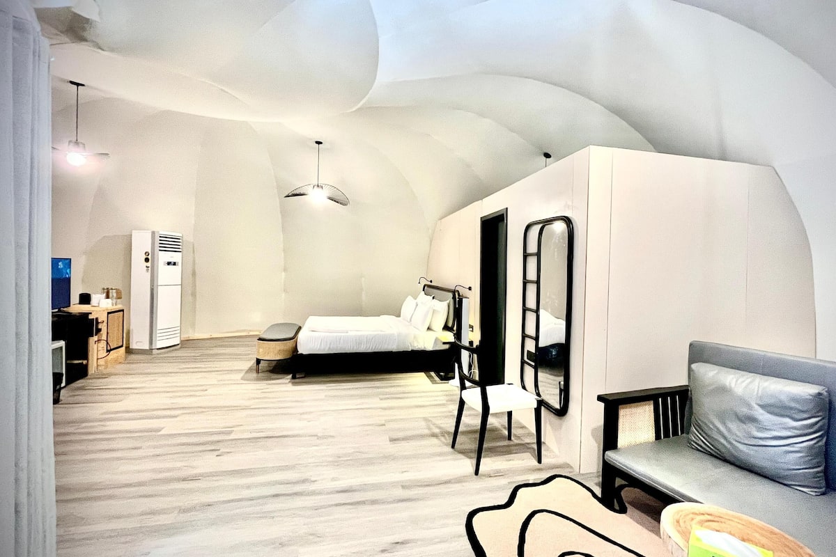 Suite - 1 dobbeltseng - mod havet | Pengeskab på værelset, arbejdsområde til bærbare computere