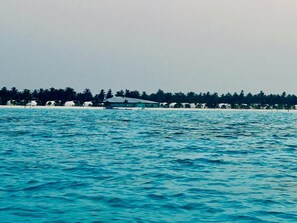 Privat strand, hvit sand, strandtelt (inkludert) og parasoller