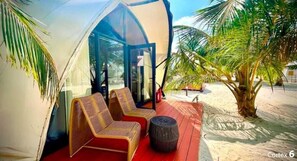 Habitación Deluxe doble, balcón | Zona de estar | Smart TV de 42 pulgadas con canales por cable