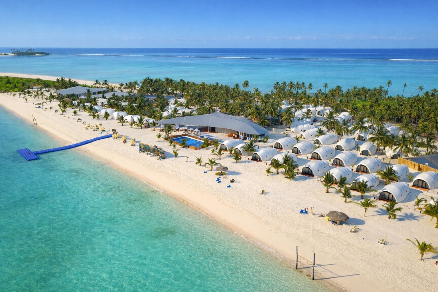 Ein Resort mit kuppelförmigen Unterkünften, einem Strand und einem Poolbereich.