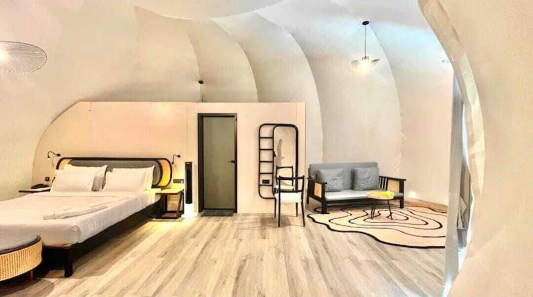 Una cassaforte in camera, postazione laptop, tende oscuranti