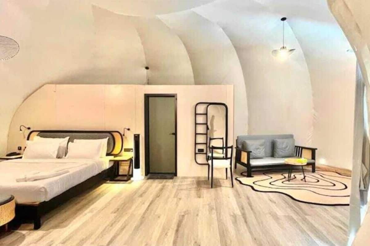 Una cassaforte in camera, postazione laptop, tende oscuranti