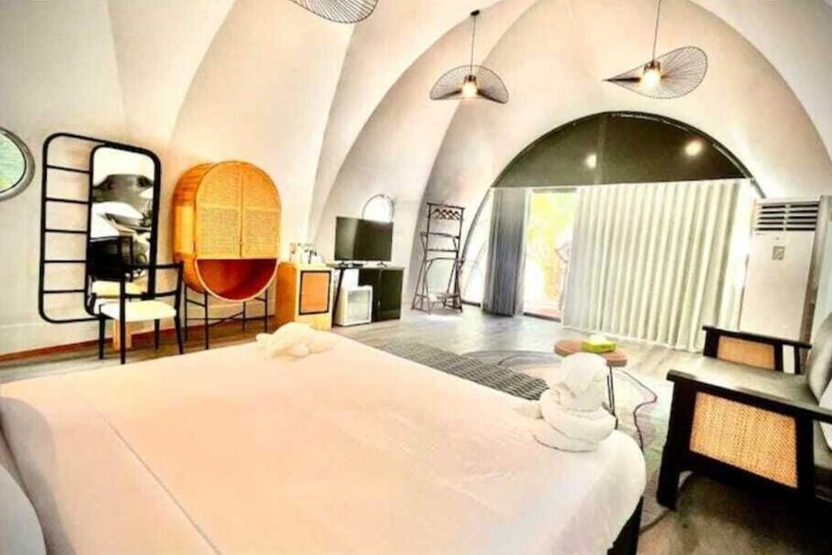 Deluxe Double Room, Balcony | In-room safe, laptop workspace, blackout curtains, iron/ironing board