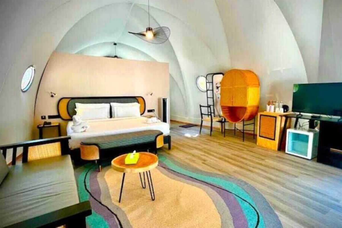 In-room safe, laptop workspace, blackout curtains, iron/ironing board