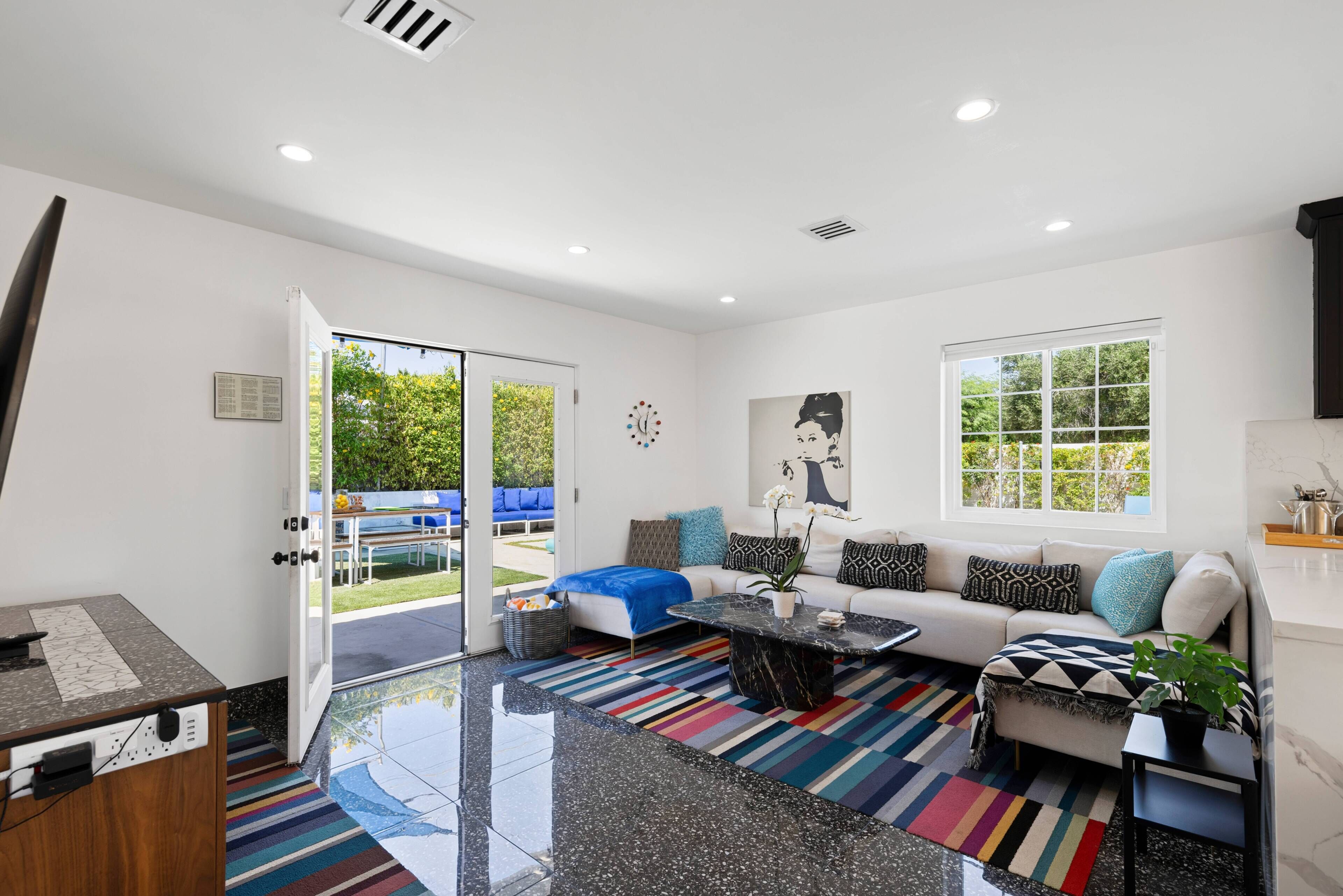 Smart TV, fireplace