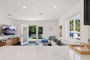 Smart TV, fireplace, offices - Mod Magic Palm Springs Pool Home (Palm Springs)