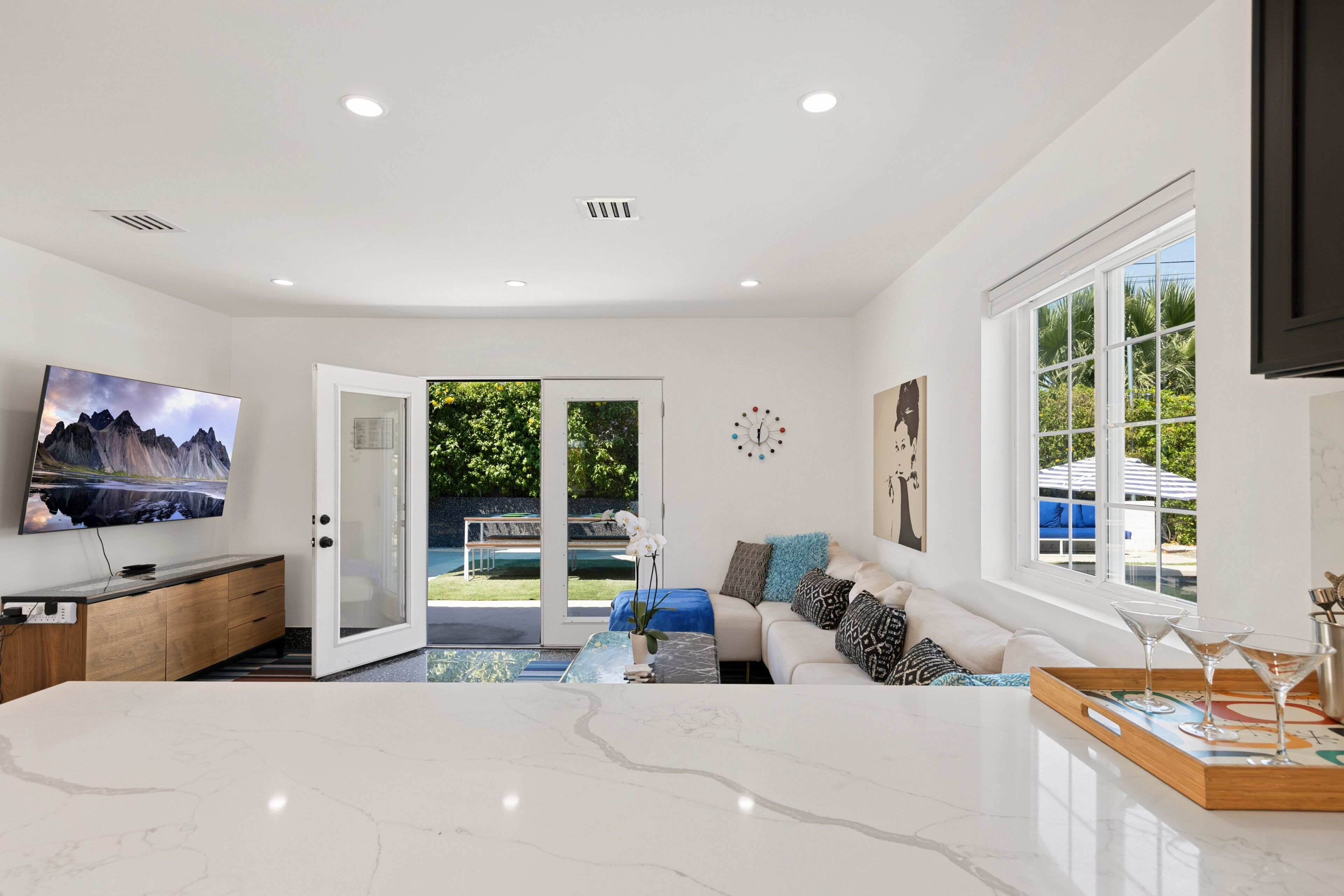 Smart TV, fireplace