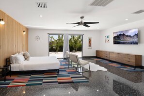 Desk, iron/ironing board, travel cot, free WiFi - Mod Magic Palm Springs Vacation Home (Palm Springs)