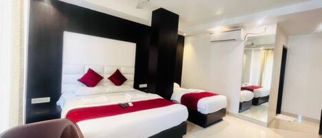 Chambre triple Standard, vue sur la ville | Bureau, systĂšme dâinsonorisation, accĂšs au Wi-Fi (inclus)