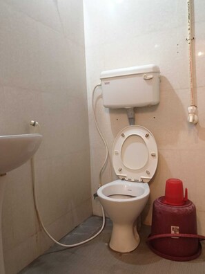 Shower, towels, soap, shampoo - Hotel Grand International (Erode)