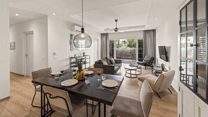 Un apartamento moderno con comedor, sala de estar y balcón.