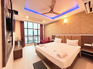 Habitación Deluxe, vistas parciales al mar | Escritorio y wifi gratis